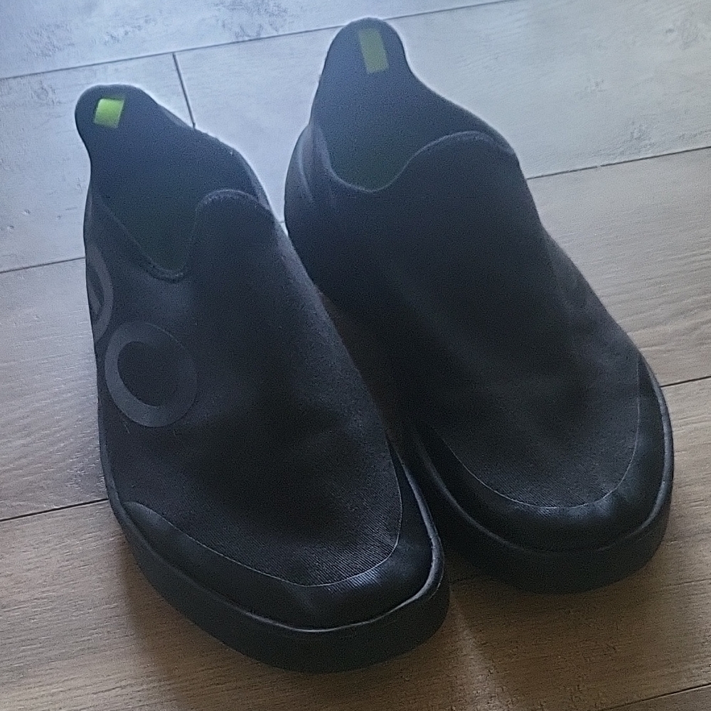 OOFOS Black Slip-On Loafers